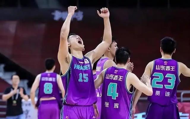 保利体育-京粤大战北京8分胜！周琦篮下统治力拉满！内线对决成胜负关键